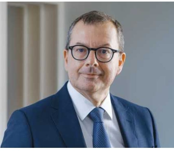 Monsieur le Professeur Raymond LE MOIGN, directeur des HCL